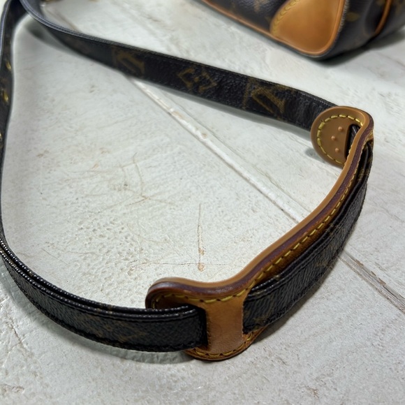 LOUIS VUITTON Monogram Amazone Shoulder Crossbody Bag - Picture 10 of 16